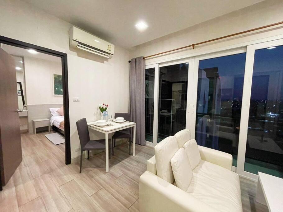 The Prio Near Airport Plaza Apartamento